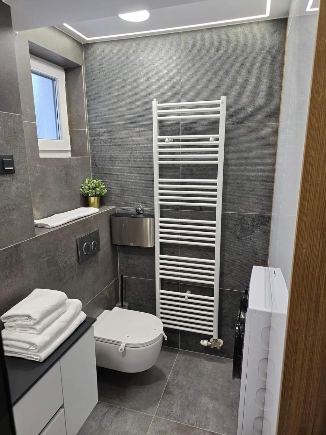 Osijek Luxury Center - Self Check In, Free Private Parking, Ulica Ivana Gundulica 82 Lägenhet Exteriör bild