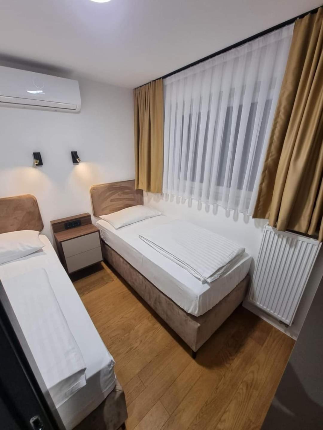 Osijek Luxury Center - Self Check In, Free Private Parking, Ulica Ivana Gundulica 82 Lägenhet Exteriör bild