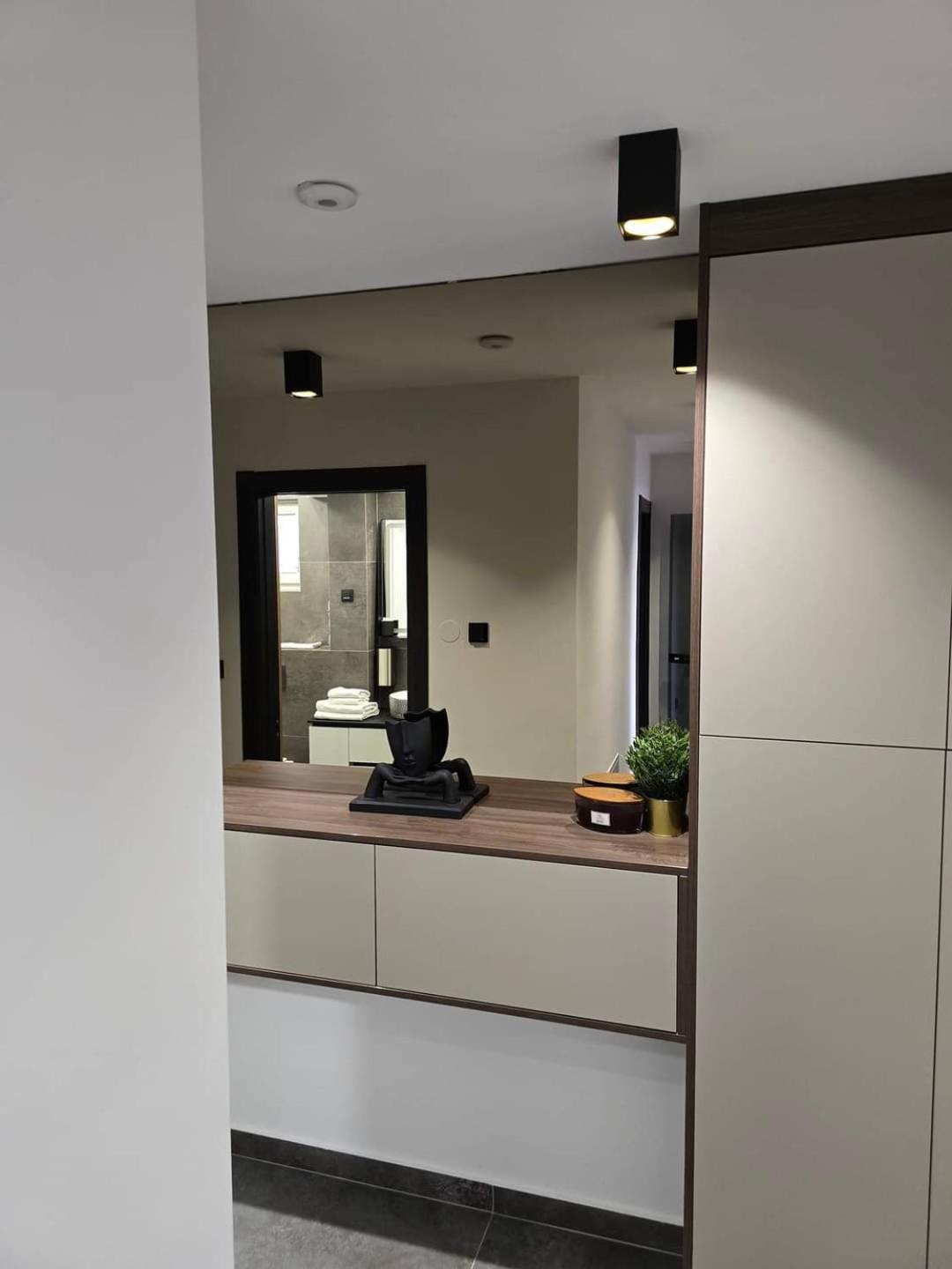 Osijek Luxury Center - Self Check In, Free Private Parking, Ulica Ivana Gundulica 82 Lägenhet Exteriör bild