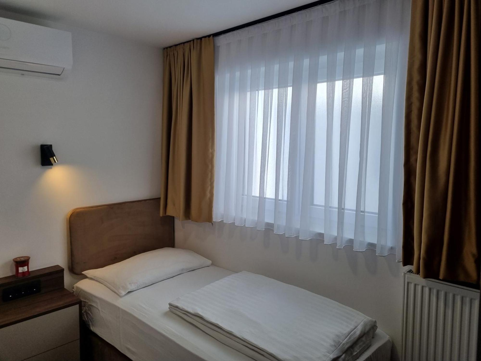 Osijek Luxury Center - Self Check In, Free Private Parking, Ulica Ivana Gundulica 82 Lägenhet Exteriör bild