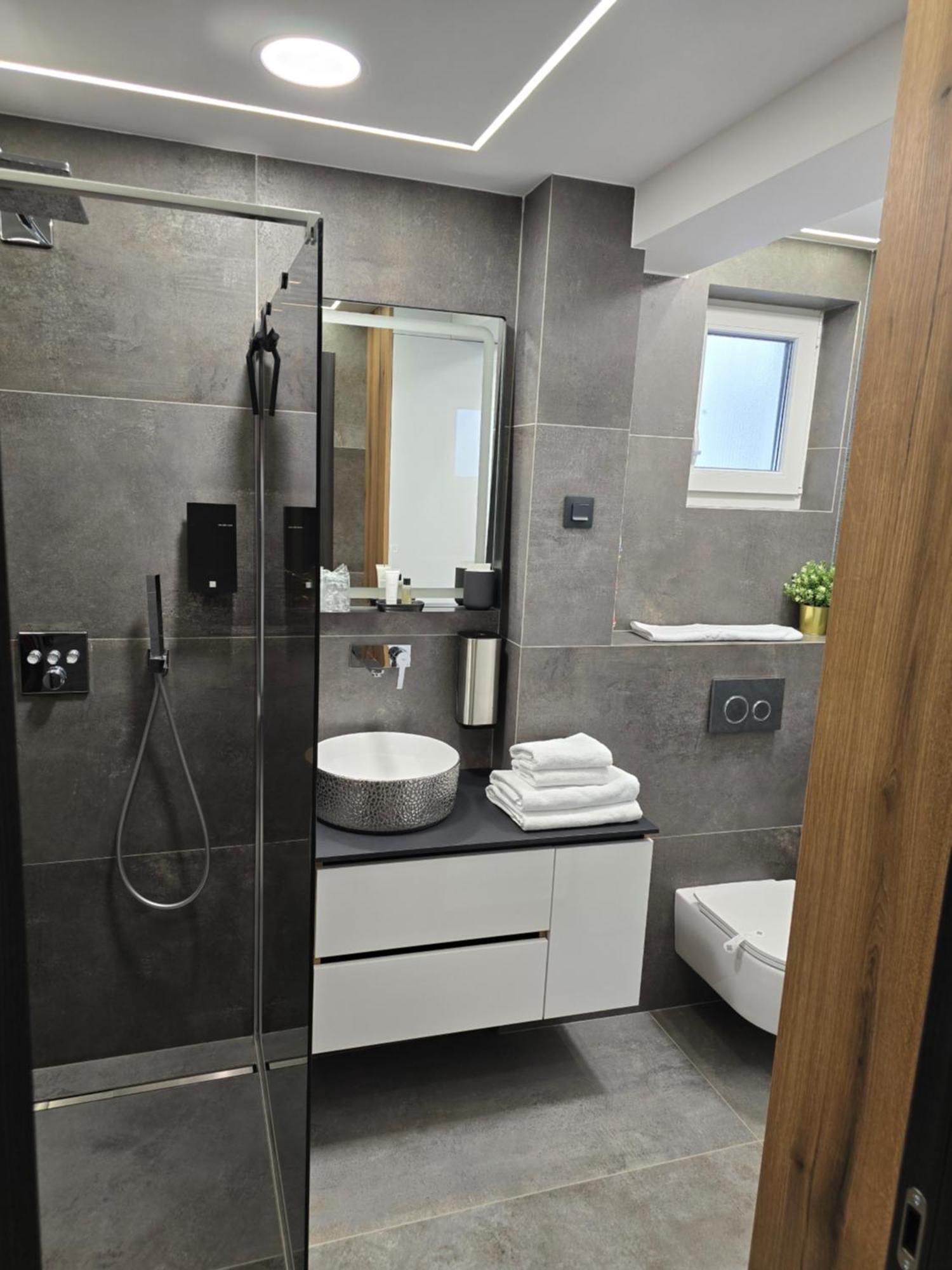 Osijek Luxury Center - Self Check In, Free Private Parking, Ulica Ivana Gundulica 82 Lägenhet Exteriör bild