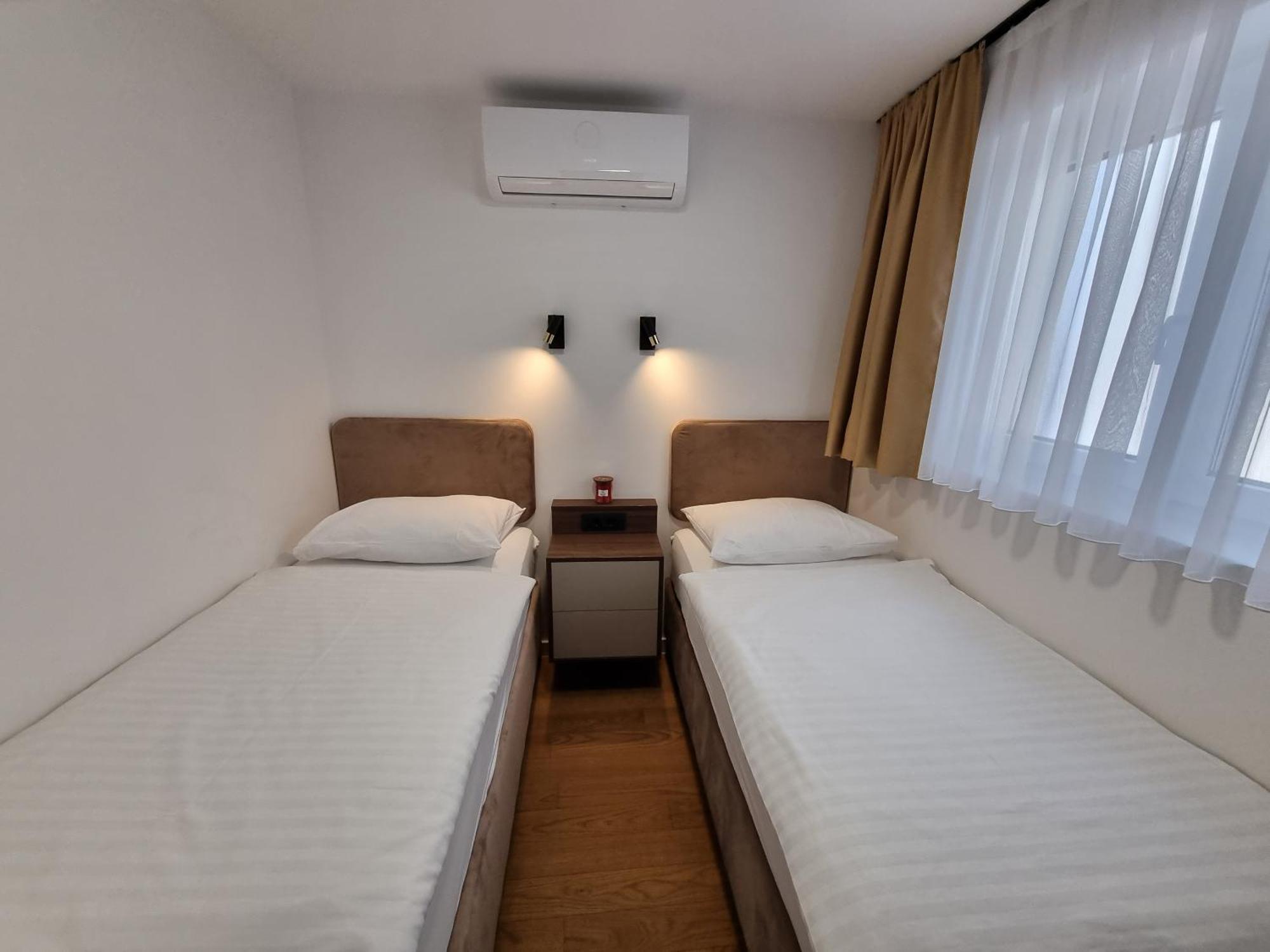 Osijek Luxury Center - Self Check In, Free Private Parking, Ulica Ivana Gundulica 82 Lägenhet Exteriör bild